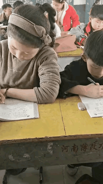 这姑娘的操作也太双标了吧！课堂上大家都在埋头写作业，她倒好先拿胳膊肘怼男同学，还