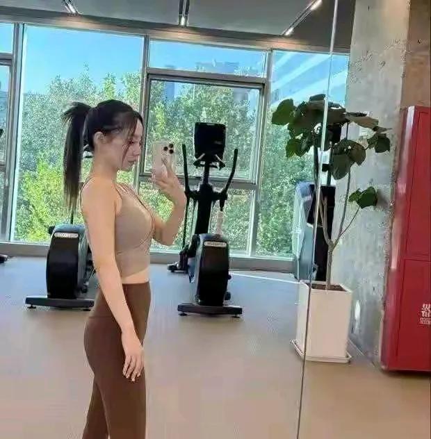李小璐晒出和小鲜肉合照，依偎在一起笑得幸福