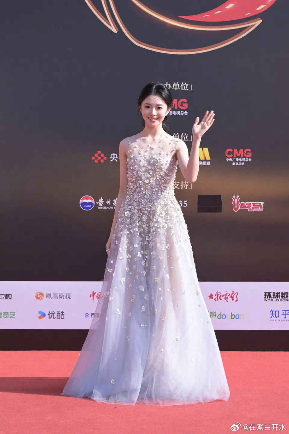 谁懂刘浩存这个编发和头饰被刘浩存美到了，碎珠长裙搭配精心设计的编发头饰，清新又温