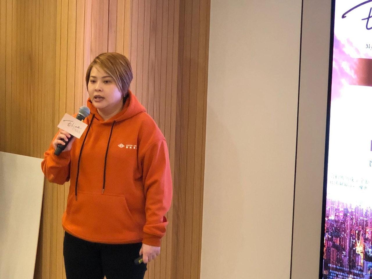 现年43岁的香港女富商周佩贤被发现在寓所烧炭轻生，而她是香港乐风集团创办人以及主