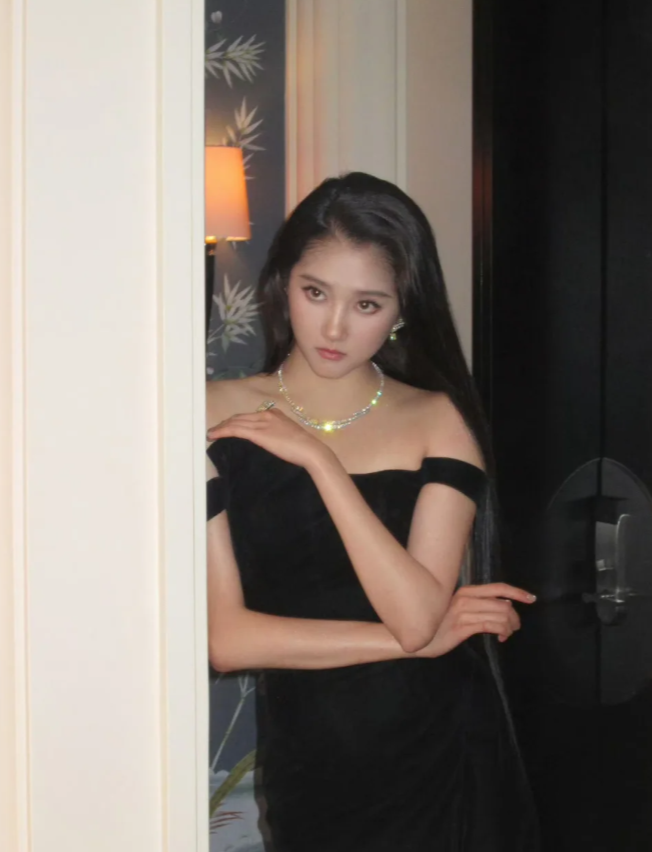 别人都想白，唯独关晓彤跑去美黑，把皮肤晒成小麦色以后，确实更好看了，感觉世界最好