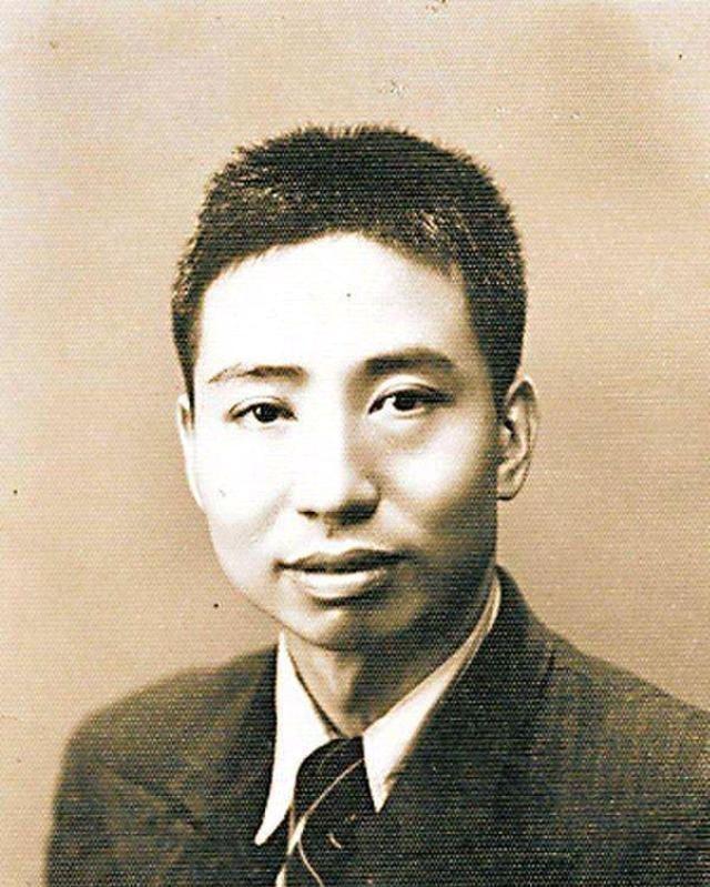 1946年，周总理去看望鲁迅的夫人许广平。走过一处巷子时，碰见了吴克坚的儿子。他
