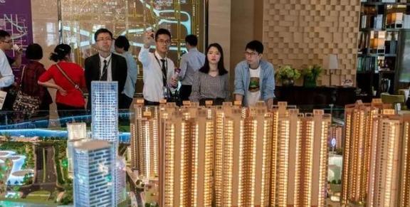建议国家出手，收回李嘉诚在大陆的土地，并且以后不允许其在大陆搞房地产开发。北京