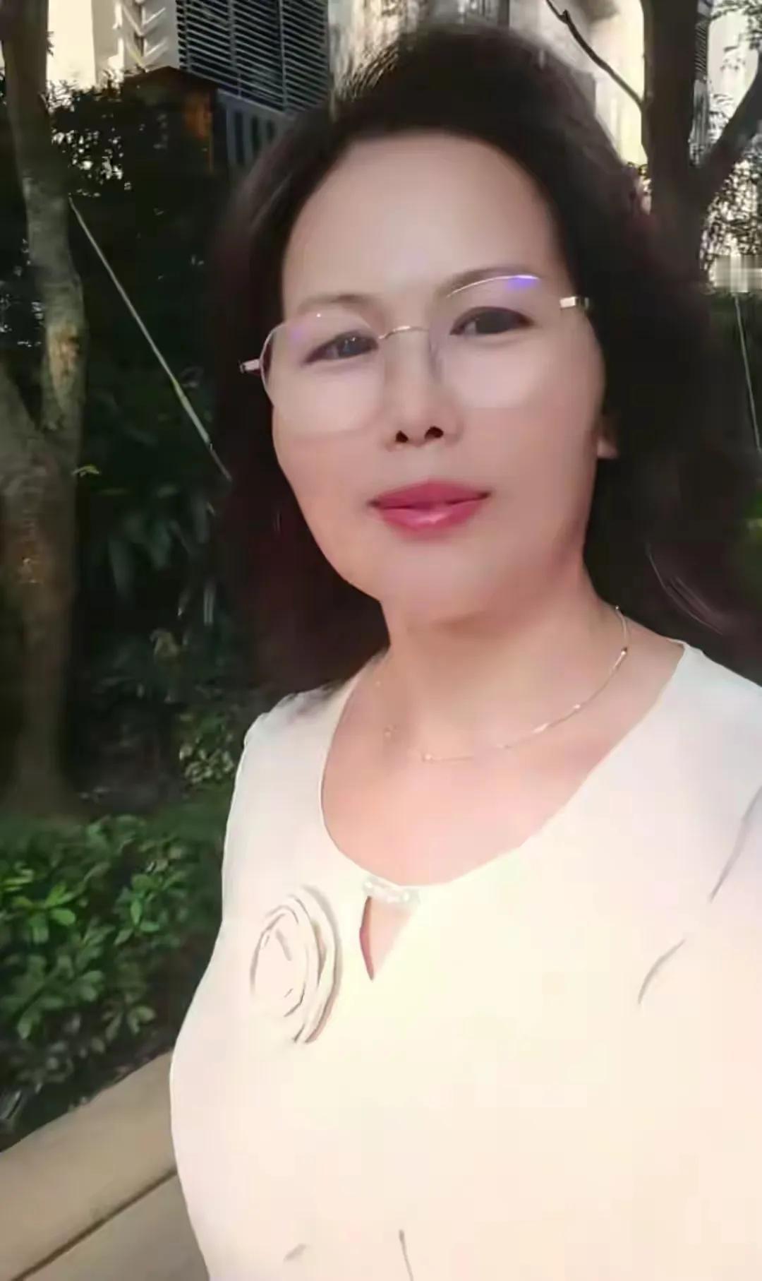 小杨阿姨换了新发型，老板娘马筱梅哭哭啼啼，她却过得很滋润，预告今天开直播，与此前