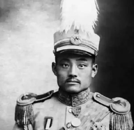 1918年，湖南新任督军张敬尧看上了曾国藩的曾孙女，想仗势强娶。谁知女孩的父亲迎