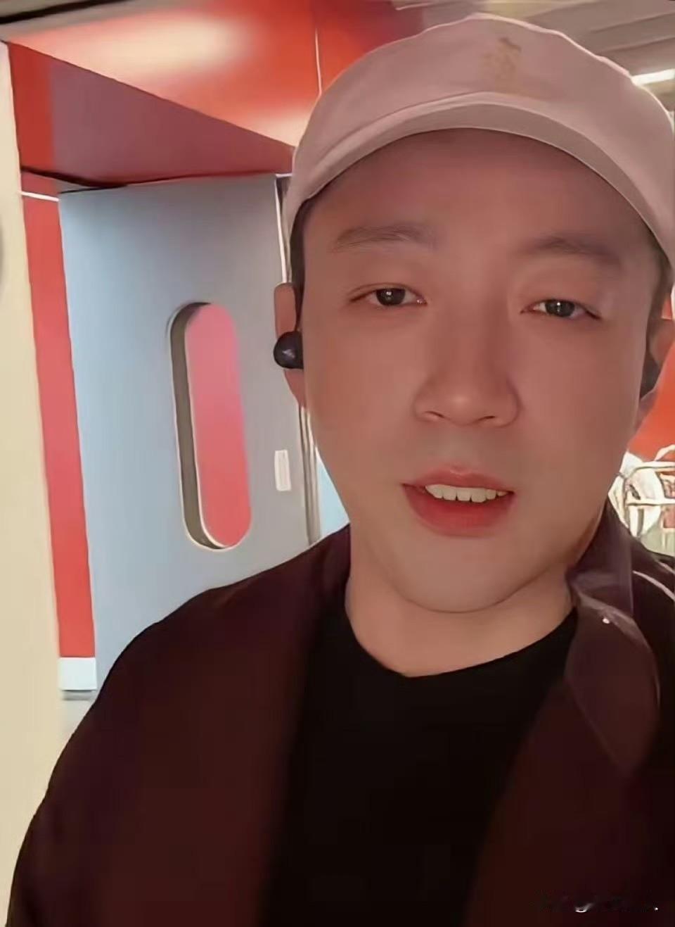 汪小菲是真不容易，这辈子好像就长在飞机上了。头一段婚姻，十年时间北京台湾来