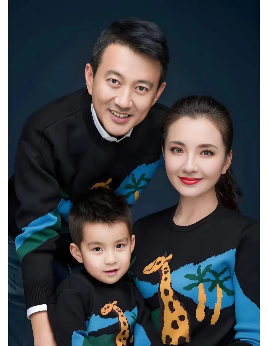 好有颜值的一家人。老公儿子帅气，老婆文静漂亮。认出来这是娱乐圈哪个家庭。