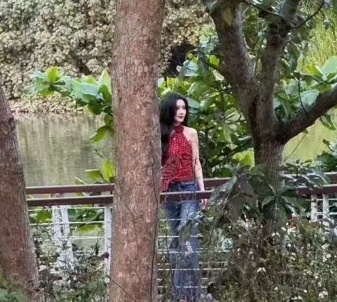 孟子义海口拍出发图路透经纪人韩甜甜独自走在后面手捧大椰子，喝的怡然自得，孟子义