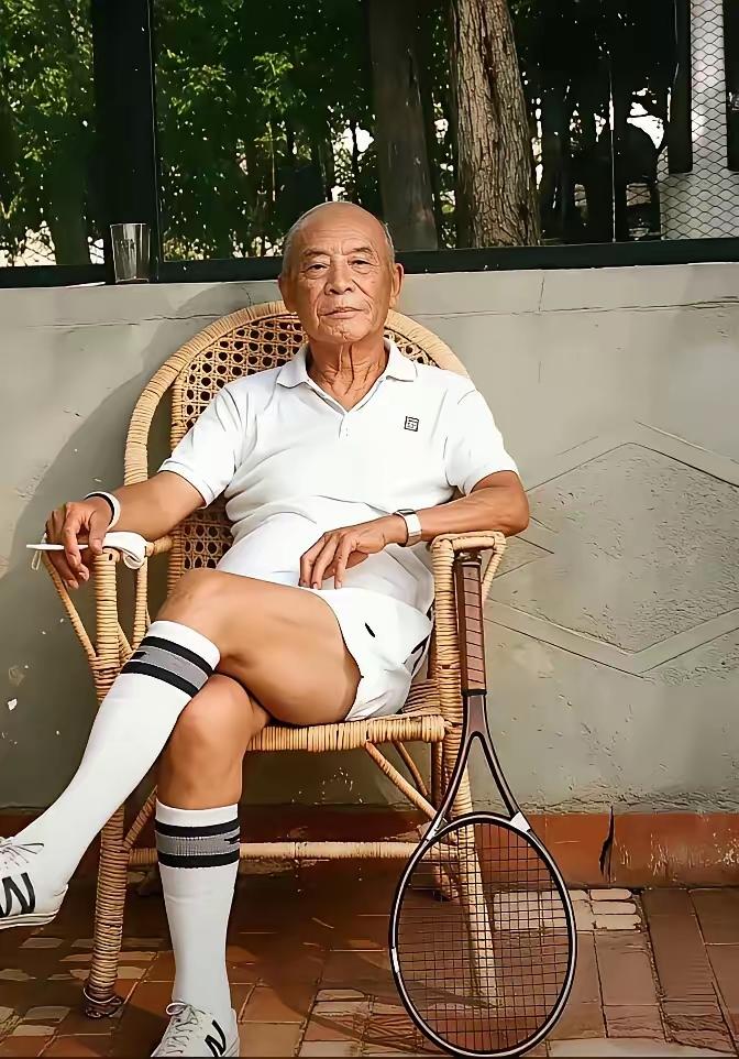 照片中这位老人是东北军出身，开国上将。是最长寿！最后一位去世的开国上将。他200