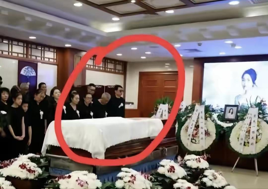龚爽的父母压根不觉得女儿走得早，自己作为老人不可以去送别，在龚爽的葬礼上，白发苍