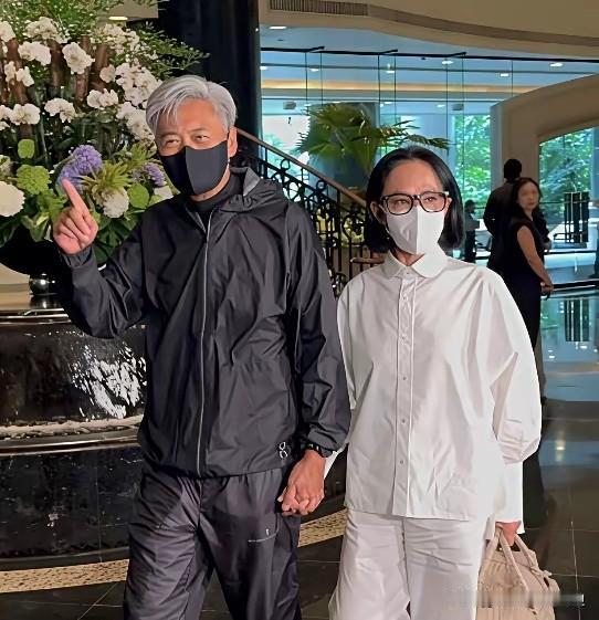 你不得不服施南生。昨天在她的追思会上，余安安和周润发离婚几十年了，难得在公开