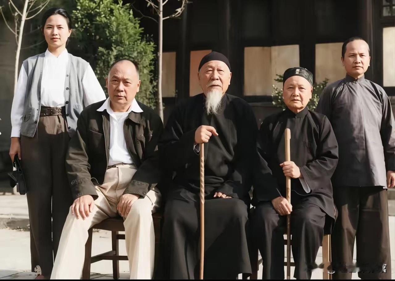 这是建国初期陈毅担任上海市长期间，在上海居所和家人拍摄的家庭合影！1. 左后站