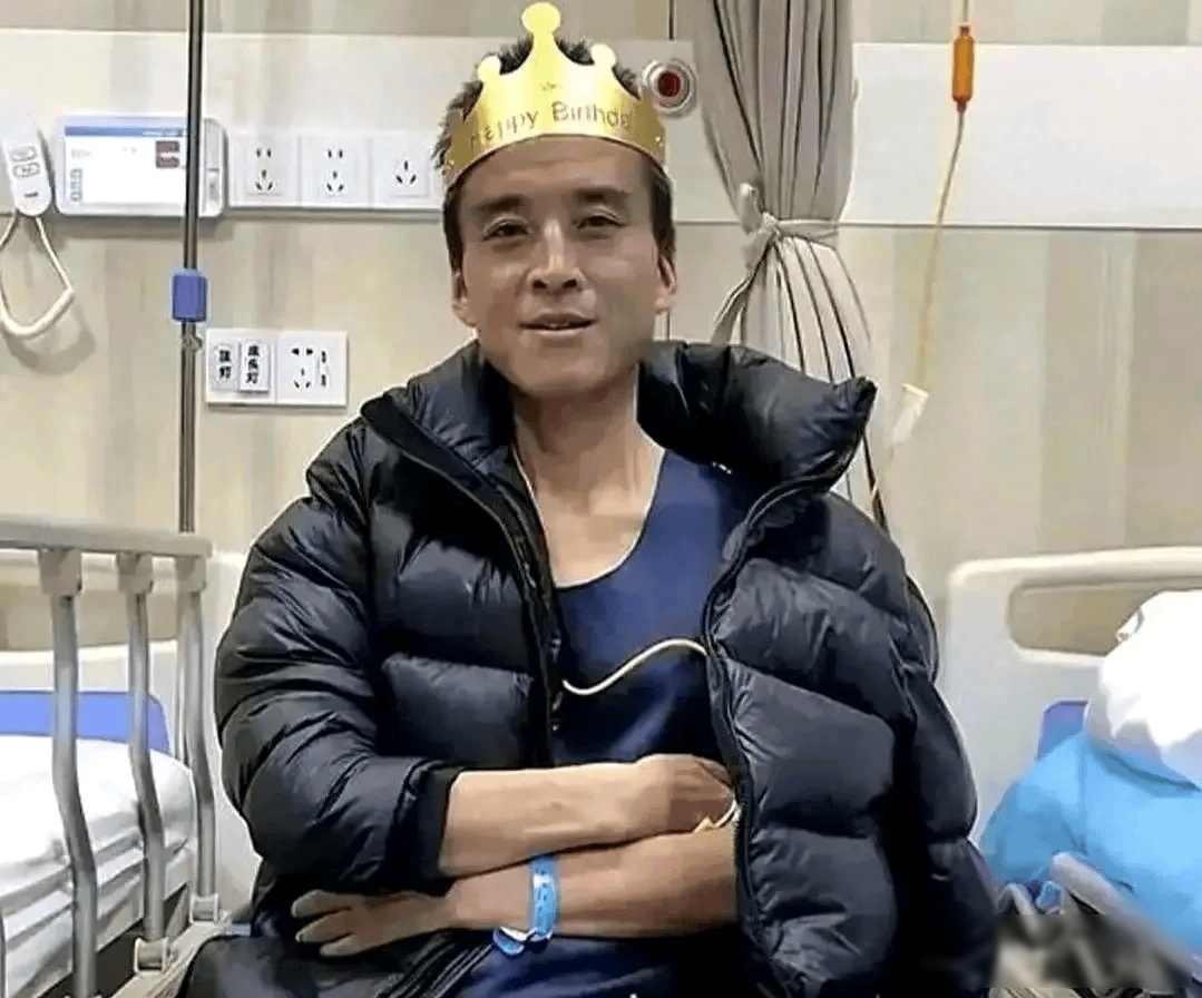 陕西47岁男子肝癌晚期。咸阳郊区一间堆满腻子粉的出租屋，二十八岁的赵晓芸跪在地上