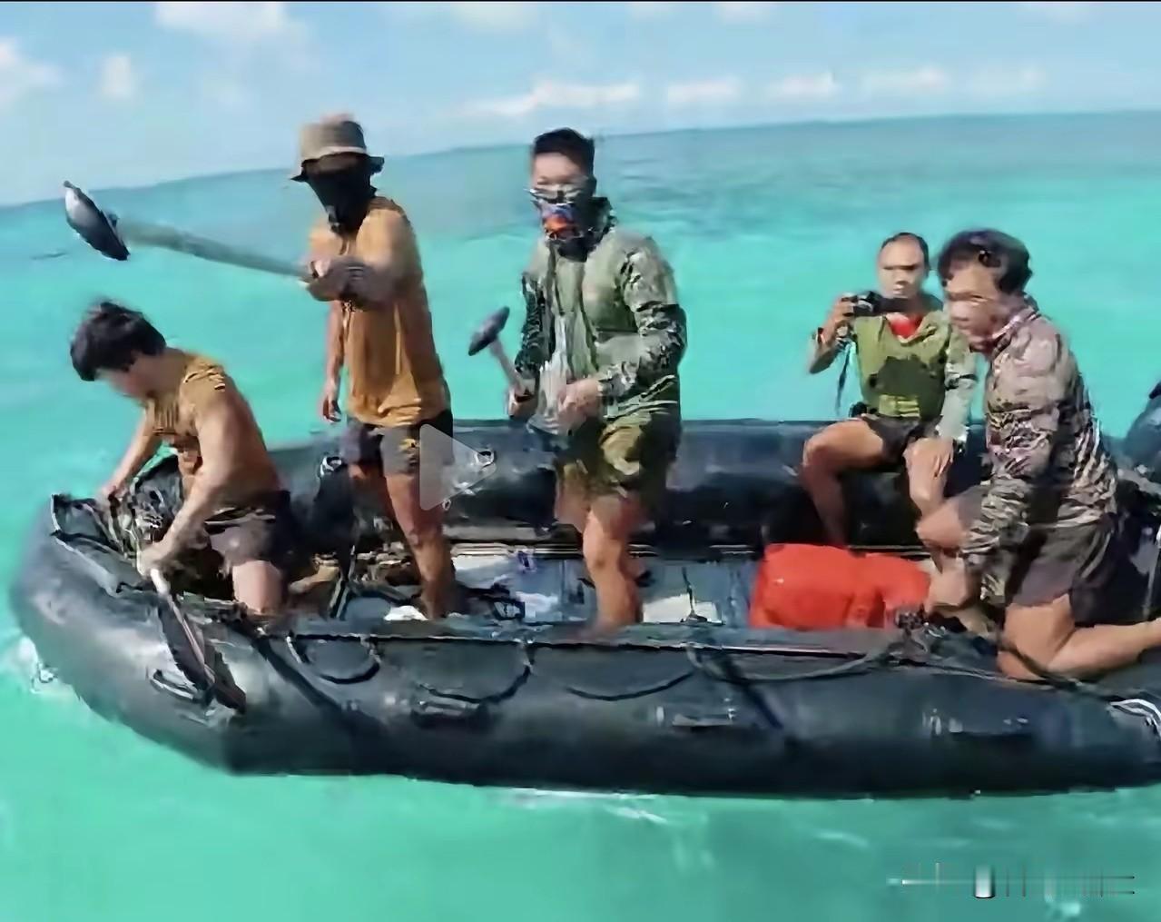 不要小看橡皮船上这几个菲律宾人员：大家看看，他们没有一个人穿救生衣的，有2个