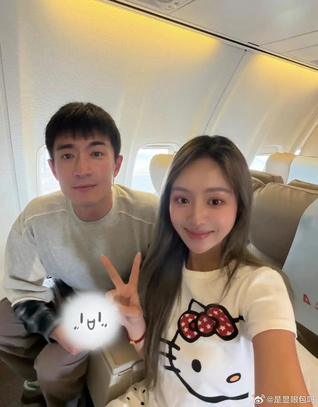 林更新现身机场被偶遇，他打扮休闲又不失大气，他身穿简约白T恤，头戴鸭舌帽，留着一