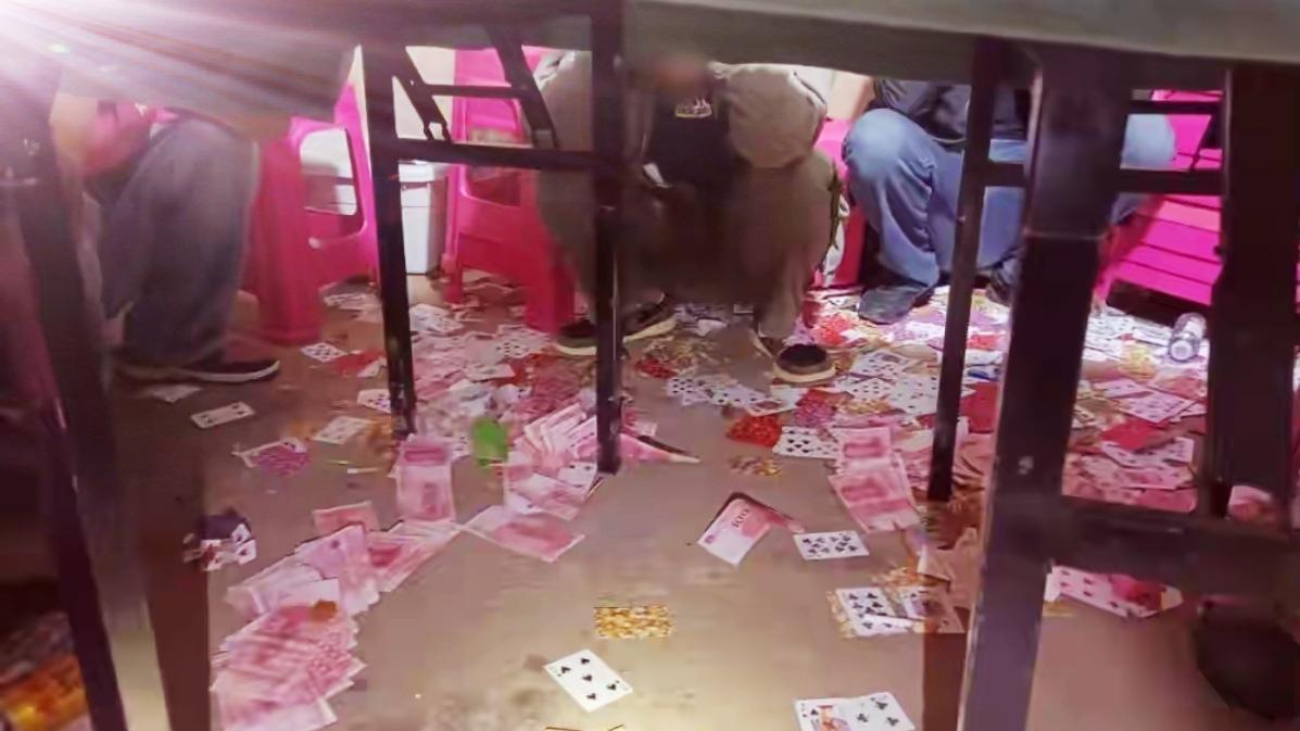 🔥深夜聚赌！昆明21人被警方一锅端，现场触目惊心。昆明警方深夜雷霆出击，精准捣