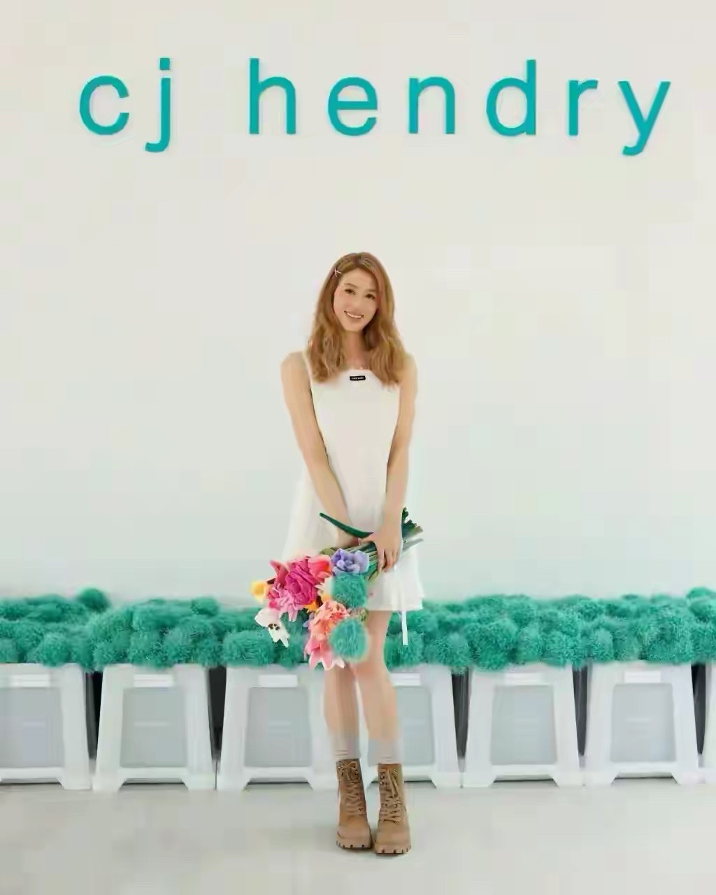 43岁徐子淇最新露面，为自己公司拍写真，状态超美像大学生一样。澳洲写实艺术家