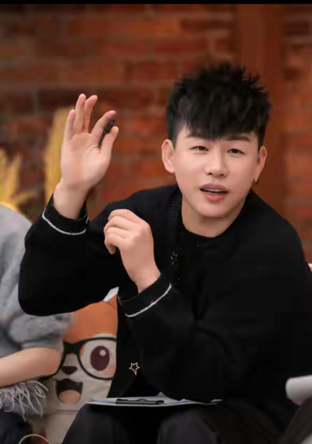 42岁胡彦斌在镜头前哽咽，说这辈子最大的亏欠，是亲手放走了章龄之。当年他24岁，