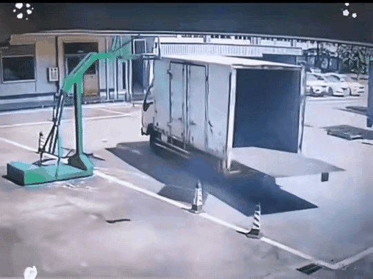 看着挺搞笑，其实隐患很大。门没关，升降板没升起来，这司机是多马虎啊