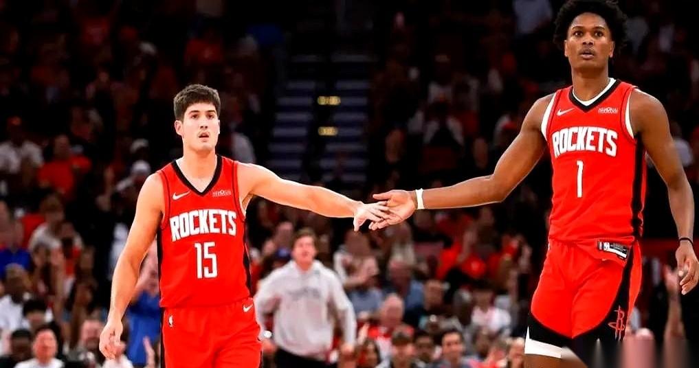 刚听一个老球探聊了几句，一下给我说通透了。火箭那个完美的控卫答案，根本不是外面