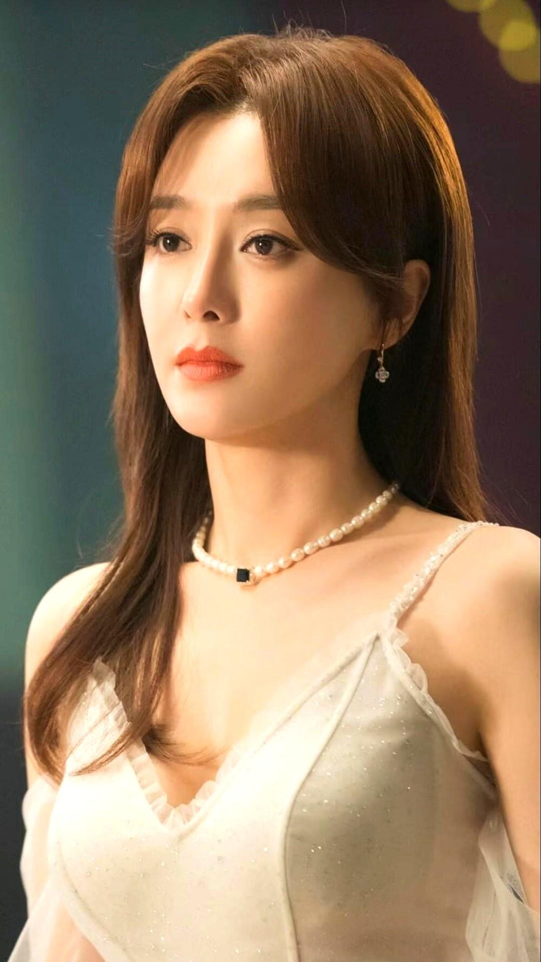 秦岚也没想到，她与钟汉良的新剧《亦舞之城》开播遭吐槽的不是剧情、演技或颜值，