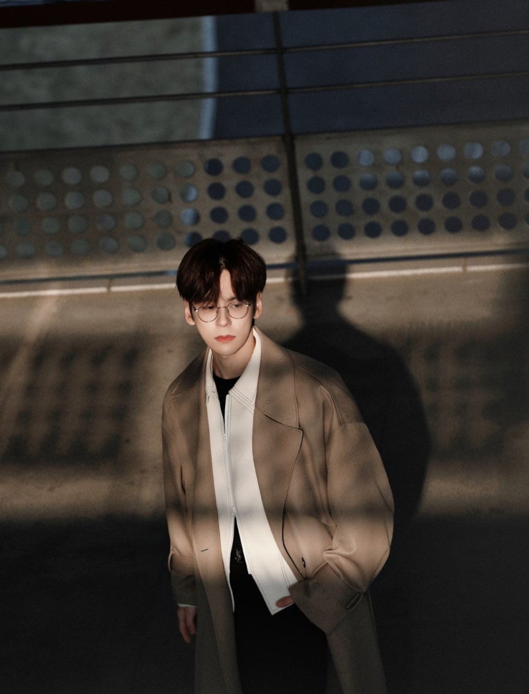 魏哲鸣棕色大衣氛围感写真～