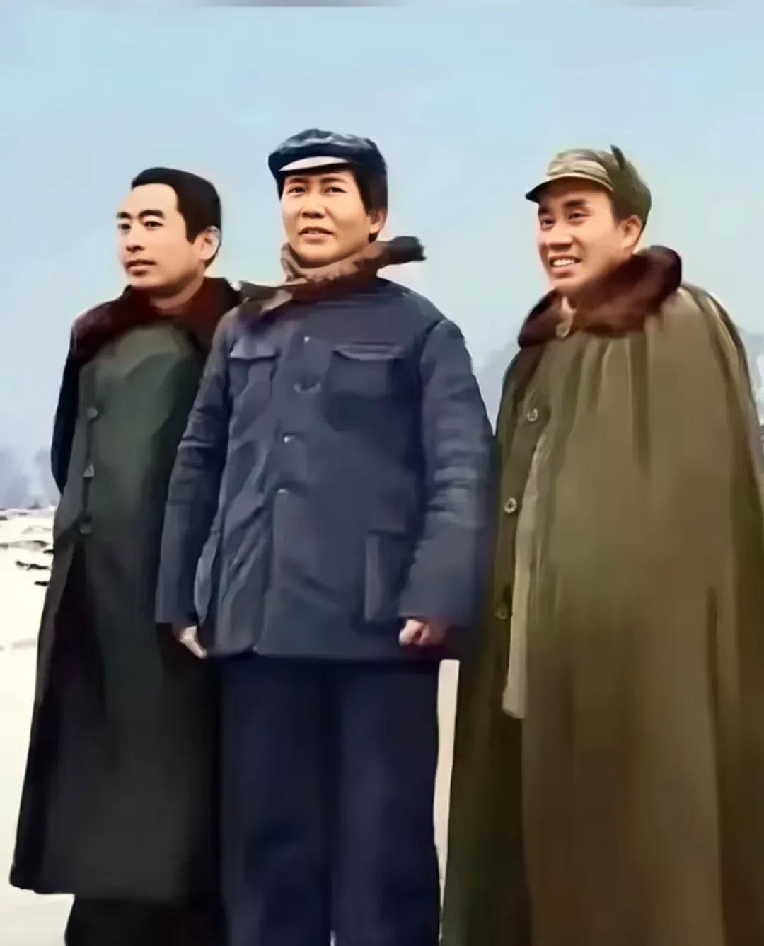 这是上世纪40年代，三位伟人在延安机场的一张留影！1946年11月19日，周恩