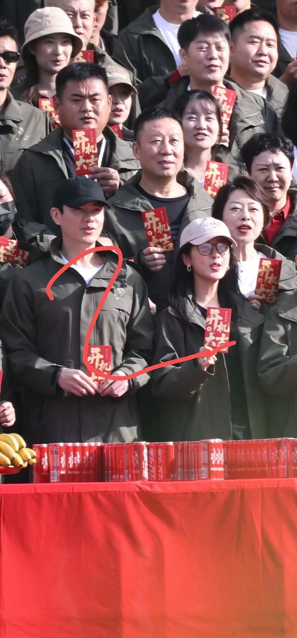 玉兰花开君再来开机现场又看了紫爸紫妈的身影，话说杨紫身边这男士是谁啊？身高差很不