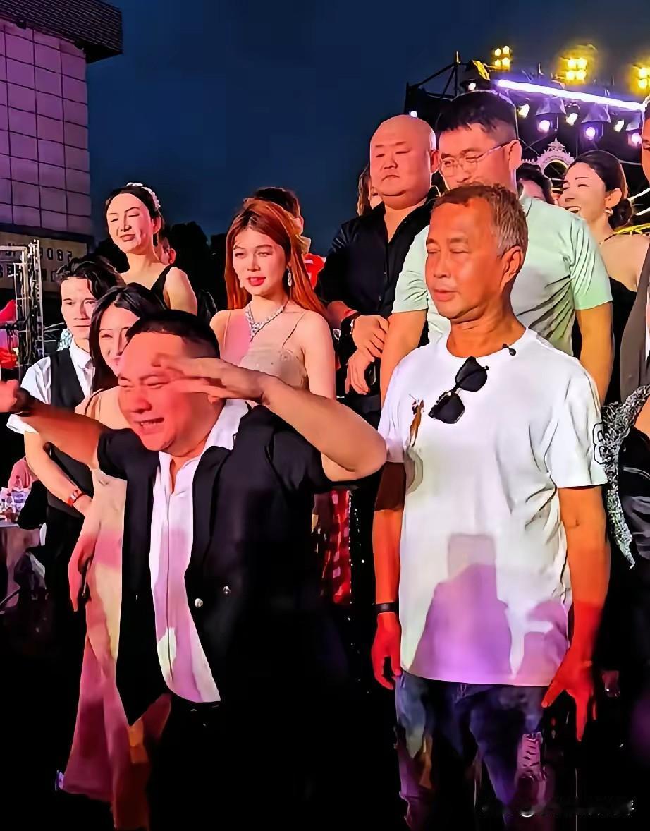 沈巍真不该参加九红的活动！看了直播，有点恍然，以为那个人不是沈巍，结果被现实打醒