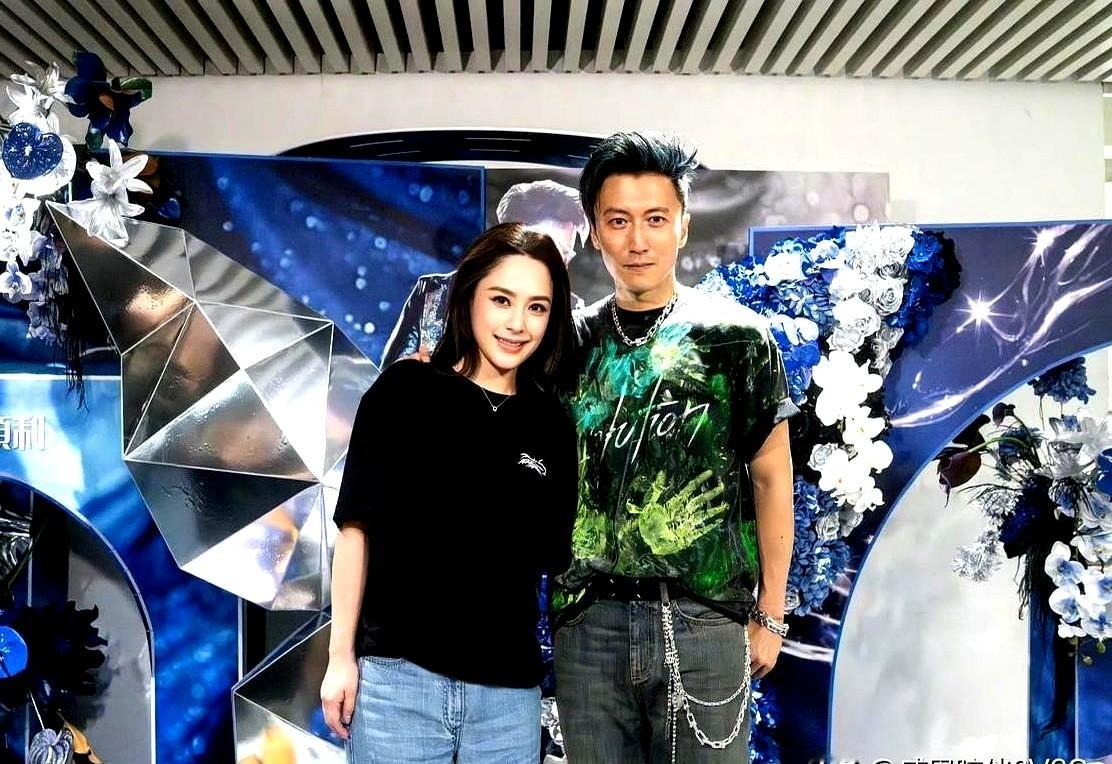 这张后台合影一出来，多少人的青春直接被一巴掌拍醒了。谢霆锋刚唱完，后台迎面撞上探班的阿娇。两人往镜头