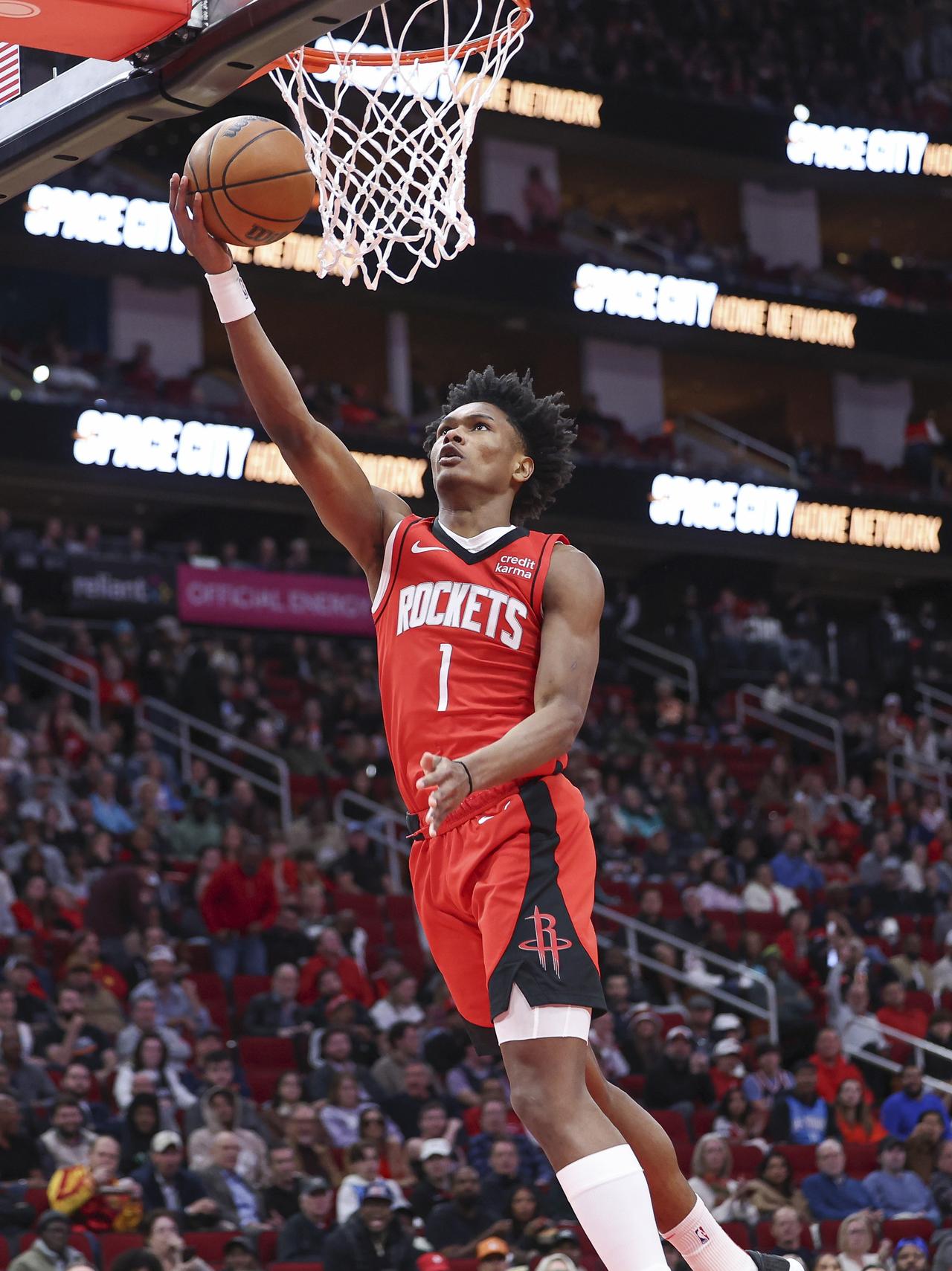 阿门-汤普森打的越来越像韦德了，他的第一步突破很快，而且攻防一体。在跟太阳的比赛