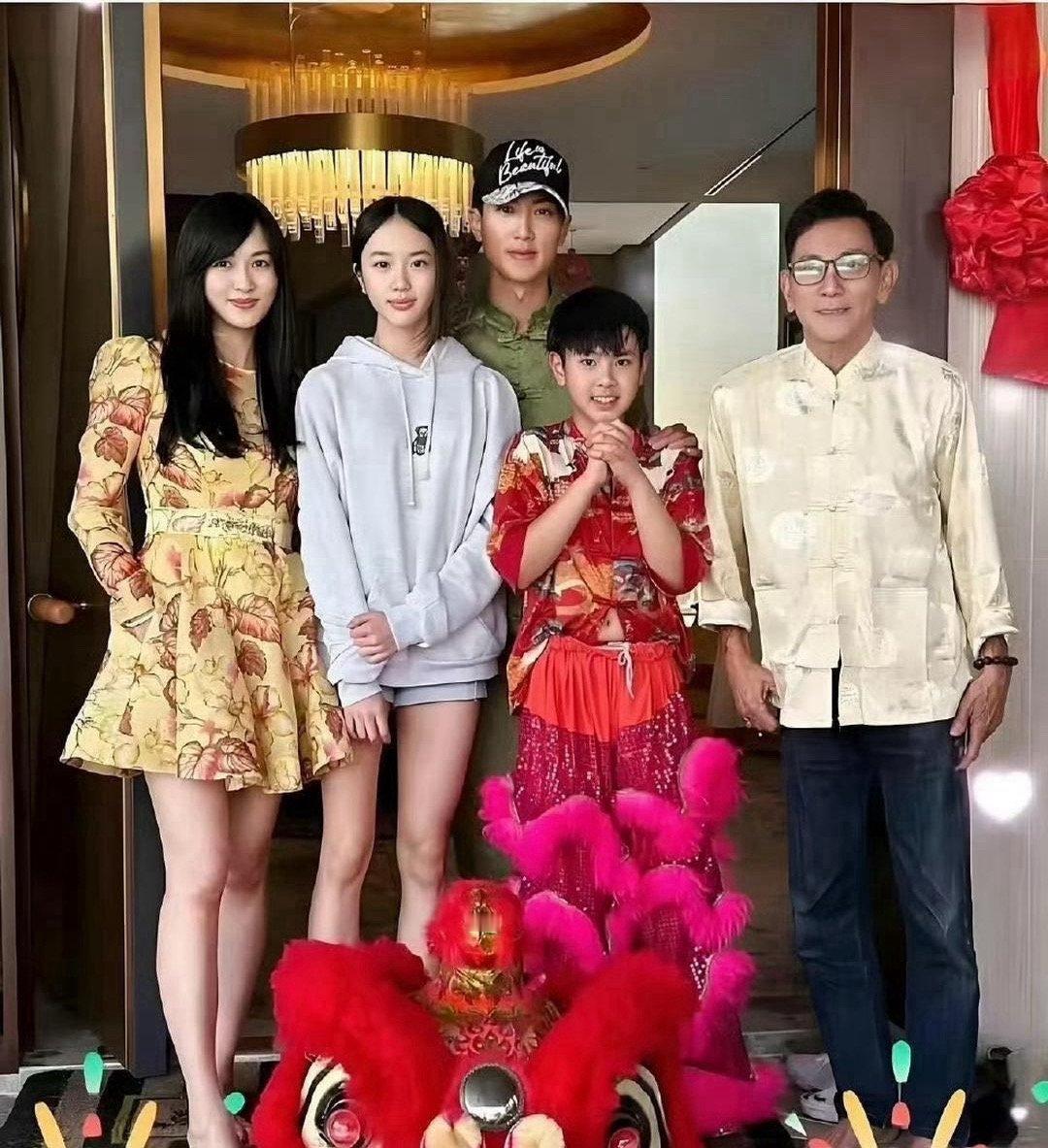 吴尊一家也太幸福了吧！他老婆还是那么漂亮，果然啊，女人婚姻幸福不幸福，看脸就知道