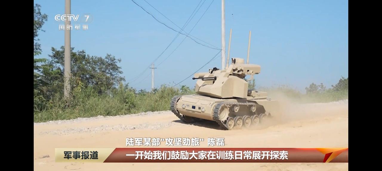 无人作战车，与九三阅兵中出现的(图3)类似，但是也有明显的不同。