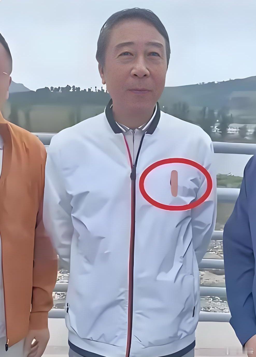 别人穿大牌生怕看不见，冯巩倒好直接用创口贴贴住？不是更明显了吗？​​​