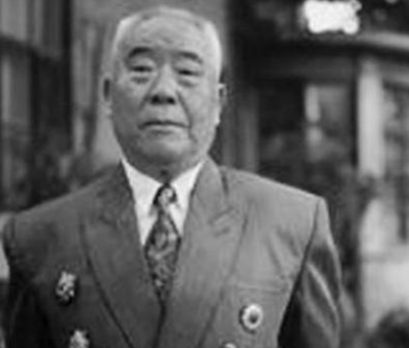 1937年，王定烈被俘后不愿向叛徒低头，忍着剧痛想要站直。然而，令人诧异的是，他