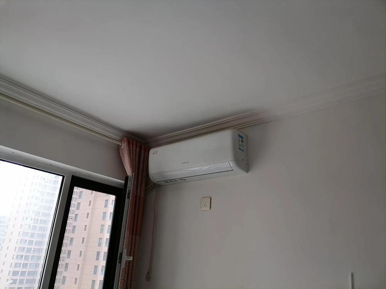 昨天晚上，天热，我家没开客厅大空调，改成了开两个小空调，我们俩和儿子三口在主卧室