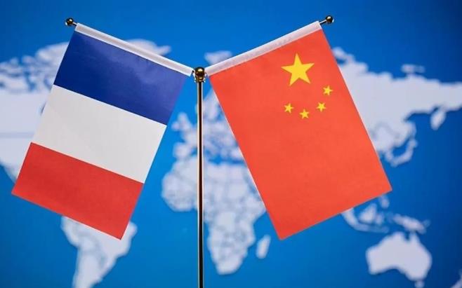 法国就是欠揍的命，挨了美国的巴掌，却拿中国说事，不愧为“二皮脸”。请看法国的