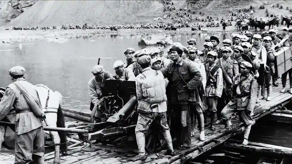 “苦不苦，想想红军二万五。”红军长征历经艰难险阻，牺牲的概率极高。中央红军长征