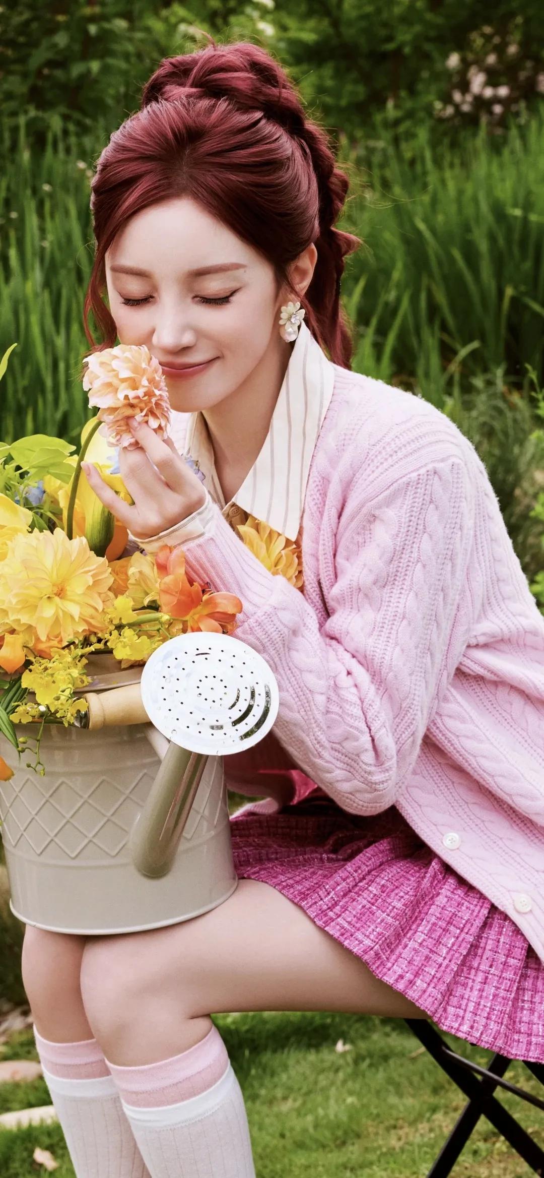 美女壁纸～宋雨琦，红棕高马尾搭配一身粉调穿搭，像闯进了春日的甜系童话。针织开衫的