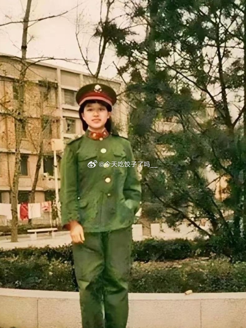 韩红‏⁠说自己以‏⁠‏前是校花，我一开‏始还不信。结果翻⁠‏到她﻿18岁时的军装