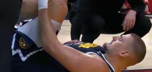 约基奇若赛季报销将引发这三个严重的后果！昨天面对热火队，约基奇被队友误伤，初步