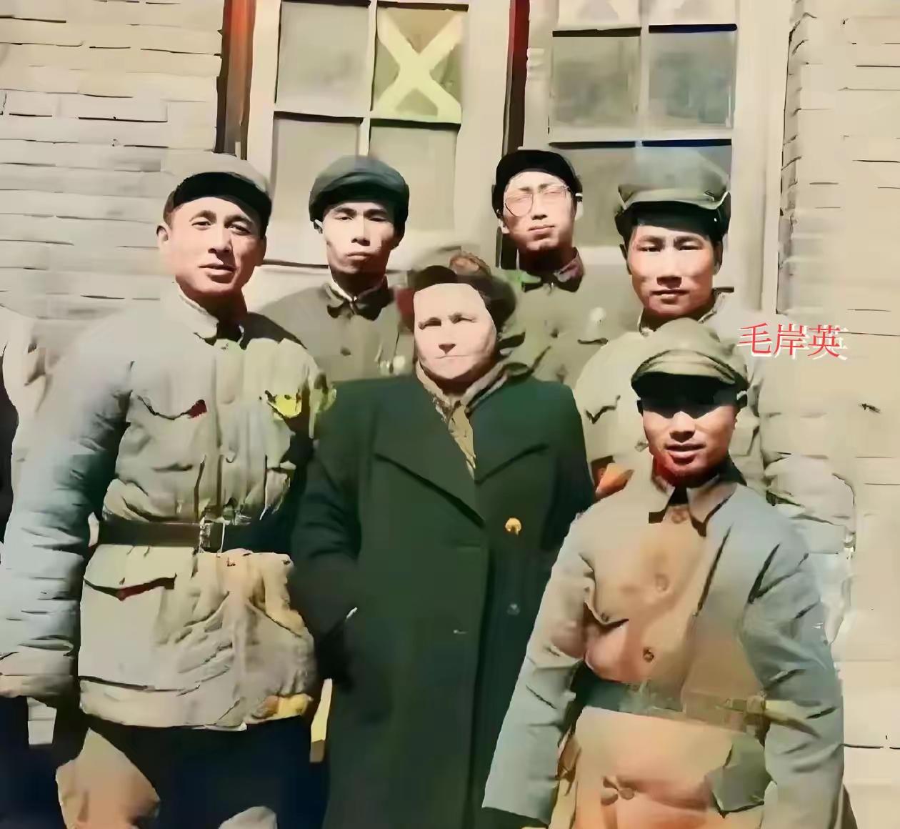 28岁，他留在了那张合影里——毛岸英，这张照片太戳心了这是入朝前，他和几个战