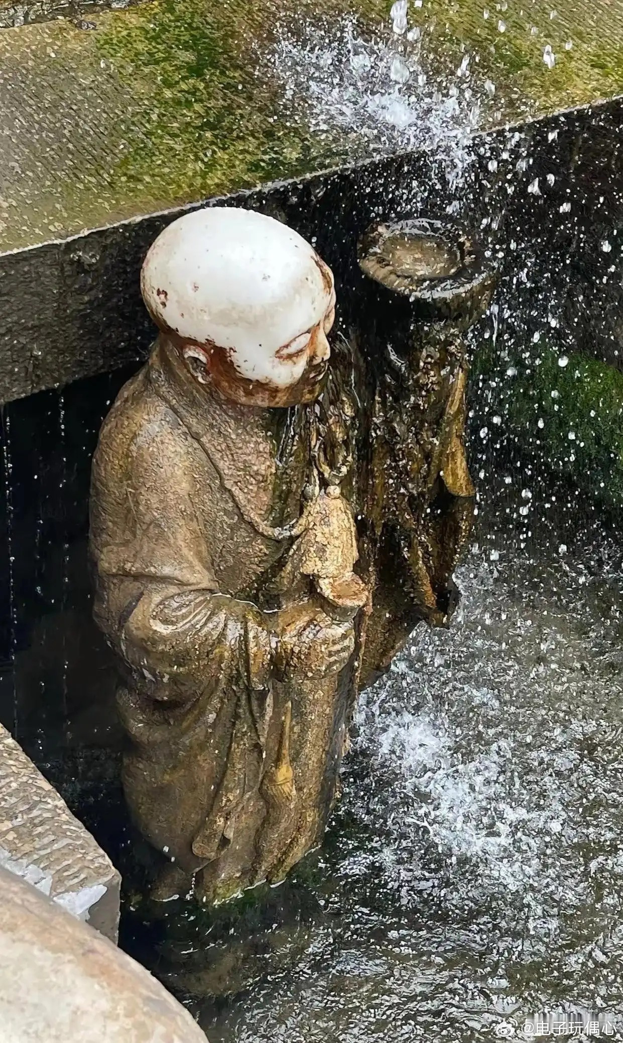 一千年就洗干净半张脸。