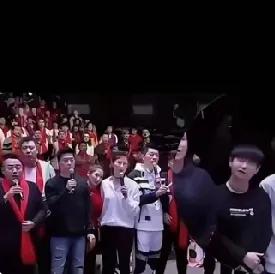 国乒大合唱名场面！孙颖莎可爱到犯规啦🎤国乒大合唱现场太欢乐啦！孙颖莎摇头