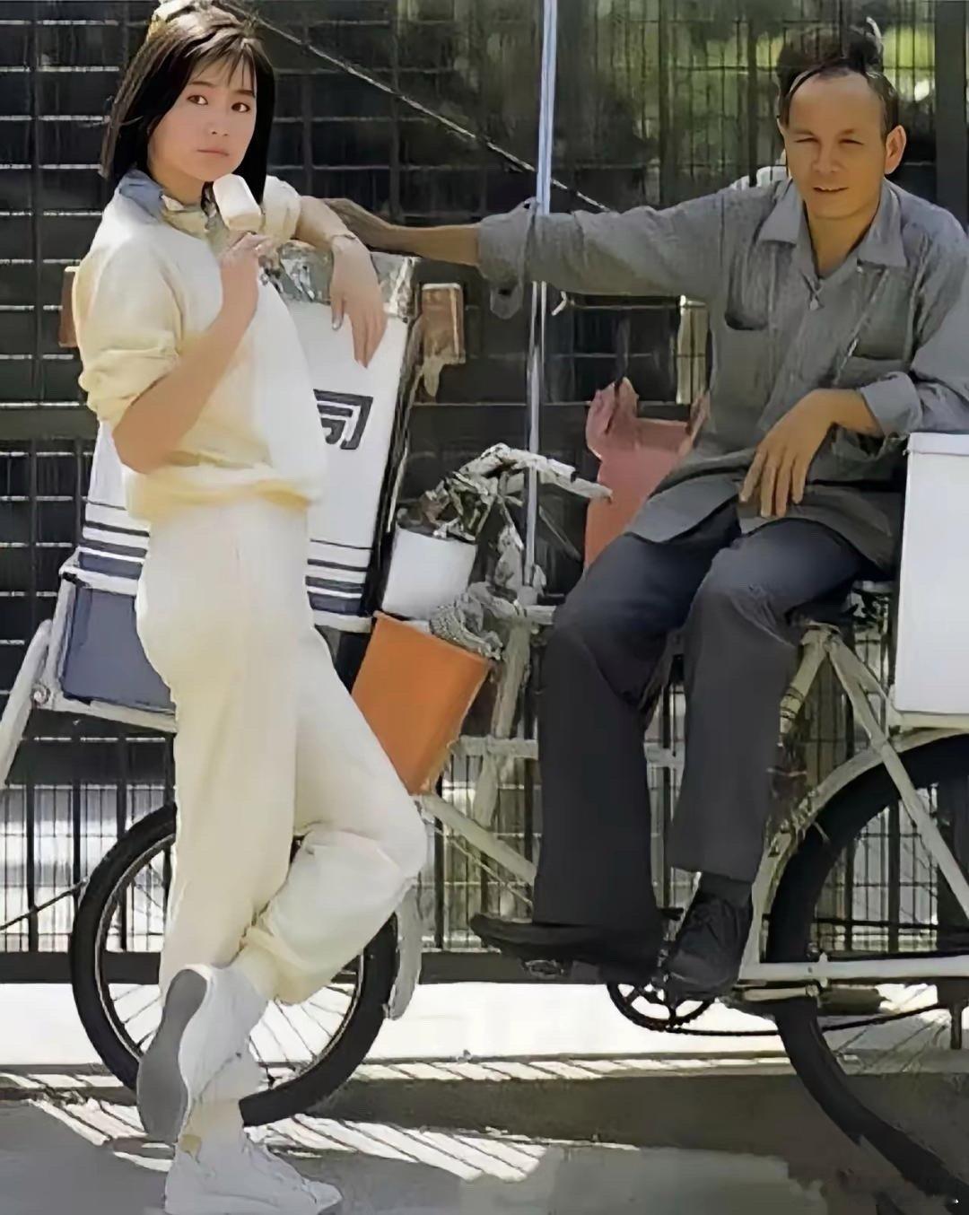 1975年的盛夏，21岁林青霞街边吃雪糕的旧照太绝！随手一拍皆是美图，青春灵动藏