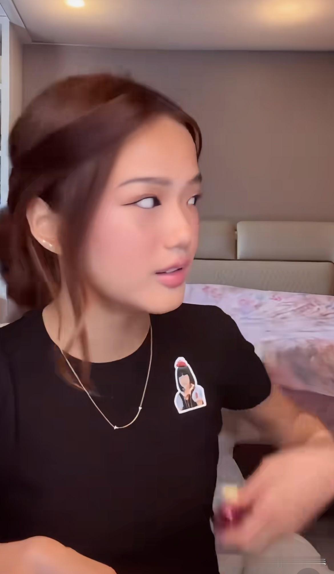 钟丽缇你这次要是在维护你女儿，你就等着被全网骂吧！大家都看到你女儿吸电子烟了，都