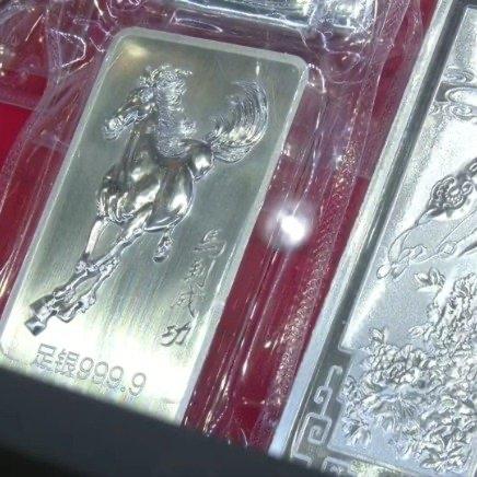 最近郑州的银店热闹得像菜市场，黄金涨疯了，白银也跟着“坐火箭”——一块15.7公