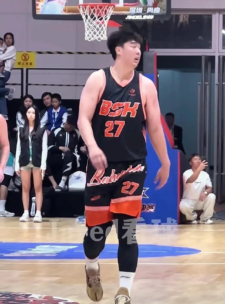 张明池新身材一发不可收拾，和广东队时候判若两人！近日，前广东男篮球员张明池现身