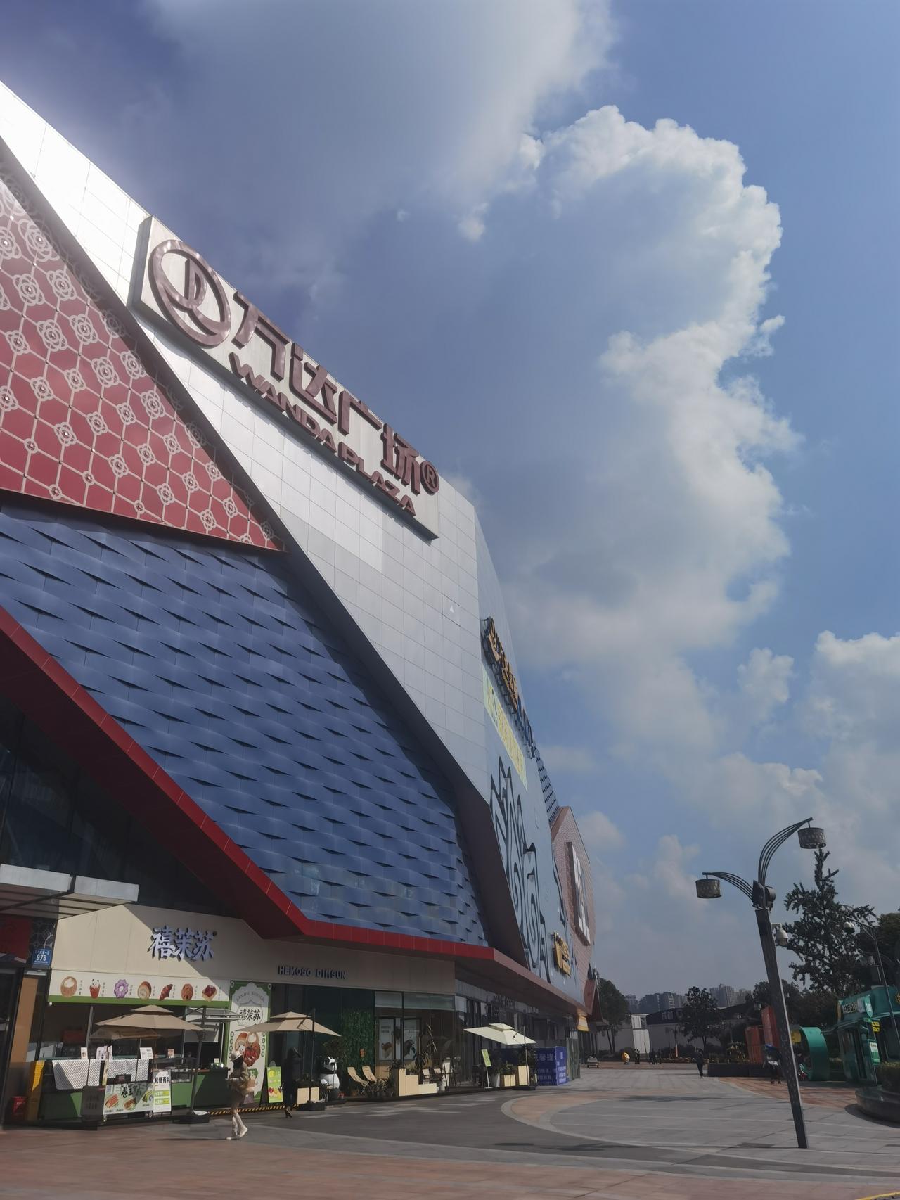 成都今年夏天大概率偏热，大家要做好防暑降温准备。今年成都暖冬己过，没想到二月