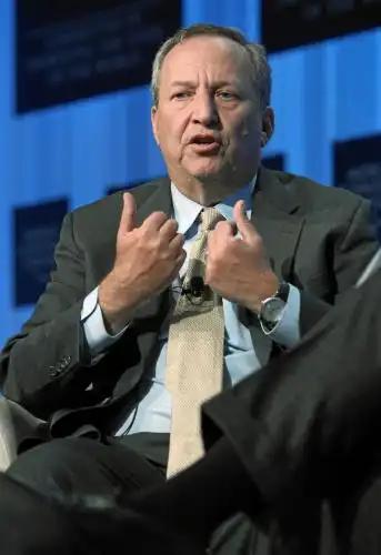 下面这个人，是个天才，美国前财政部长，也是这两天重启爱泼斯坦调查后，第一个人设塌